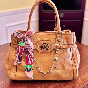 MICHAEL KORS PEBBLED LEATHER SATCHEL IN TAN OR PEANUT WITH MK LOGO EUC